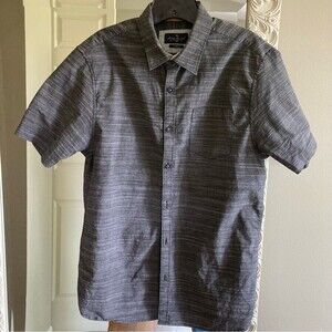 Across the Pond Men’s short sleeve button down size large!